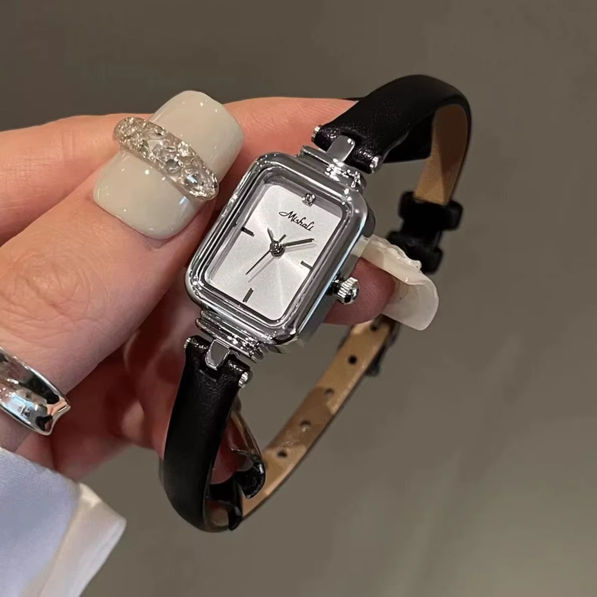 Luxury Watch Vintage - 高級ヴィンテージレディースウォッチ 本革ストラップ 小型長方形文字盤 クォーツ腕時計 エレガントなドレスウォッチ 女性用時計