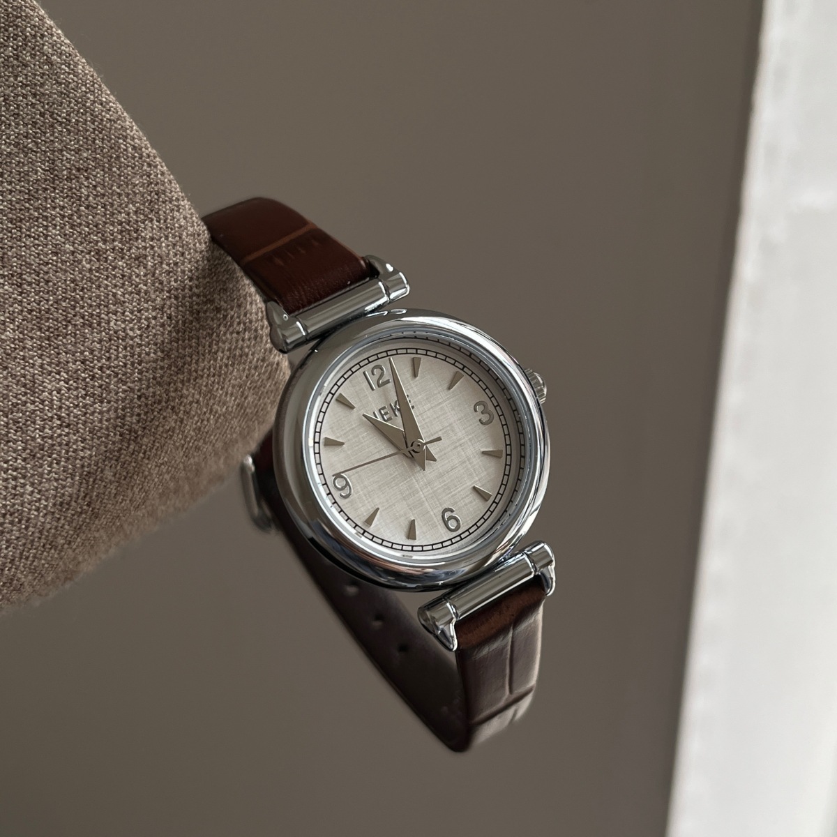 ヴィンテージスタイル高級腕時計ハイエンドレザーストラップ防水 - Luxury Watch Vintage のレビューと価格